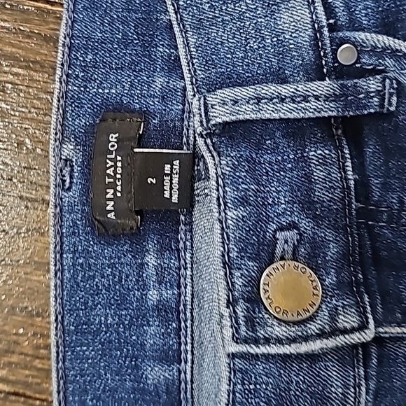 💥ANN TAYLOR loft skinny cyrve stretch Sz 2 floral embroidered hem - Picture 2 of 4